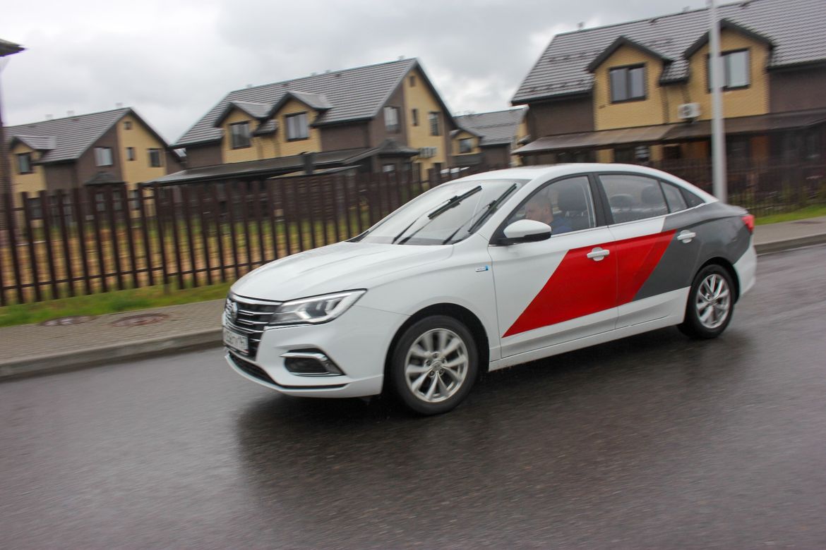 Тест-драйв Lada Iskra SW Cross и подержанного MG 5: что лучше за одни и те же деньги?