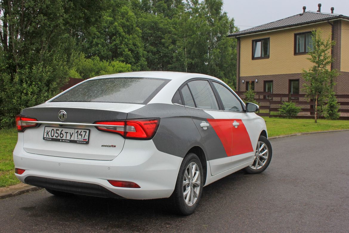 Тест-драйв Lada Iskra SW Cross и подержанного MG 5: что лучше за одни и те же деньги?