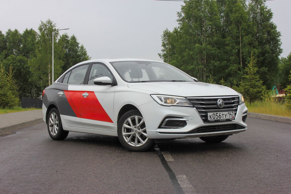 Тест-драйв Lada Iskra SW Cross и подержанного MG 5: что лучше за одни и те же деньги?
