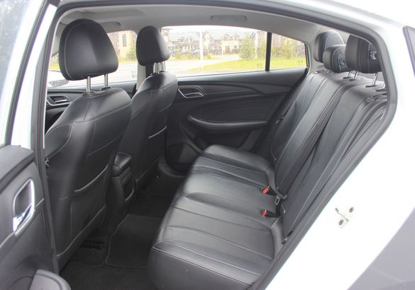 Тест-драйв Lada Iskra SW Cross и подержанного MG 5: что лучше за одни и те же деньги?