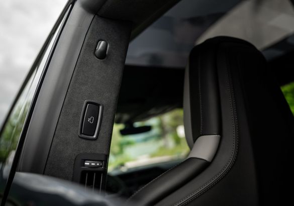 Cayenne Electric обзавелся электродверями и беспроводной зарядкой