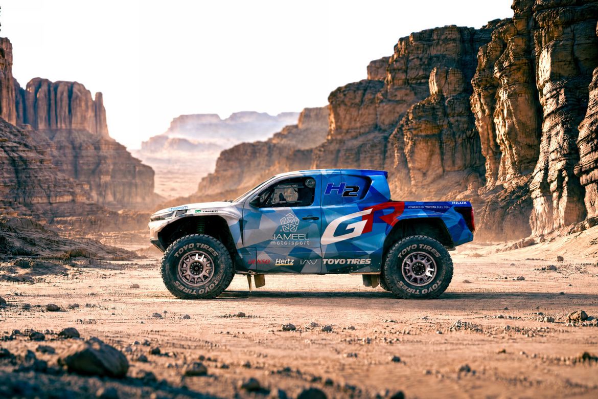 Toyota рассекретила водородный Hilux для «Дакара-2027»