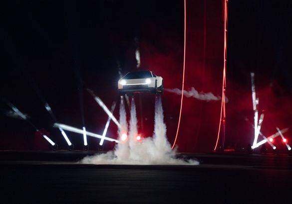Tesla показала Roadster с двигателями SpaceX