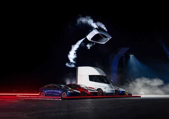 Tesla показала Roadster с двигателями SpaceX