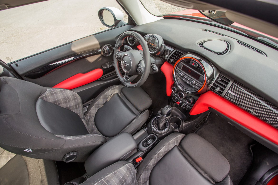 Тест-драйв Peugeot 208 GTi vs Mini Cooper S: ангельские чертенята