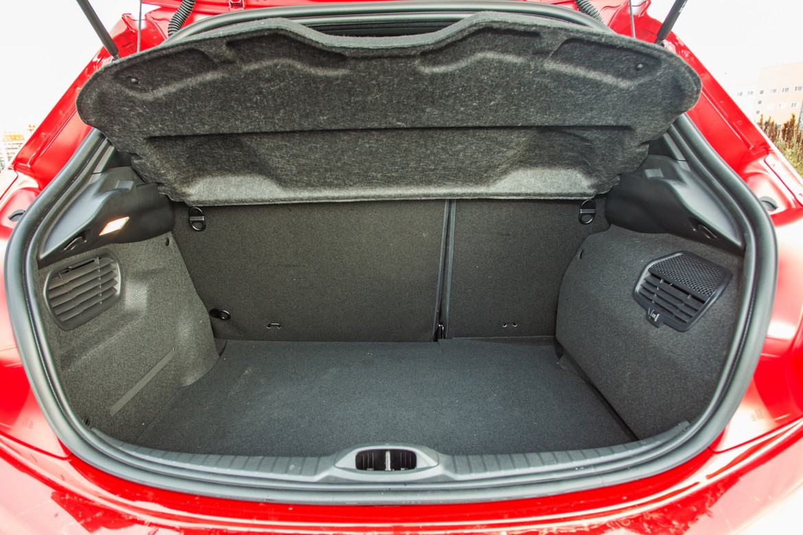 Тест-драйв Peugeot 208 GTi vs Mini Cooper S: ангельские чертенята