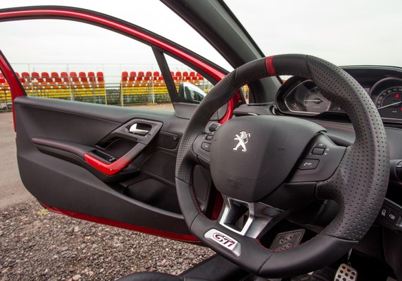 Тест-драйв Peugeot 208 GTi vs Mini Cooper S: ангельские чертенята