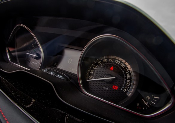 Тест-драйв Peugeot 208 GTi vs Mini Cooper S: ангельские чертенята