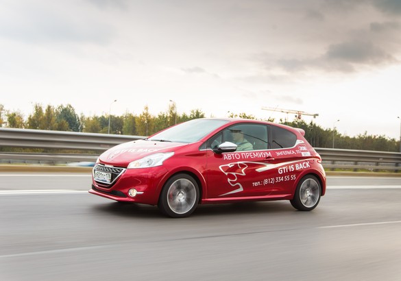 Тест-драйв Peugeot 208 GTi vs Mini Cooper S: ангельские чертенята