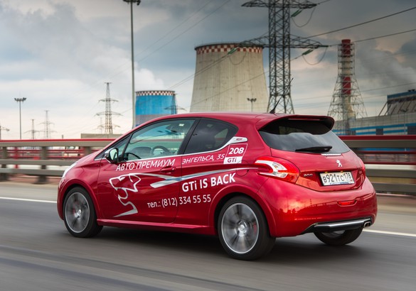 Тест-драйв Peugeot 208 GTi vs Mini Cooper S: ангельские чертенята