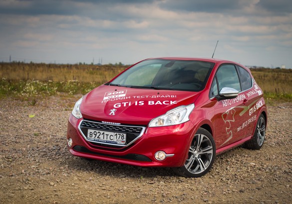 Тест-драйв Peugeot 208 GTi vs Mini Cooper S: ангельские чертенята
