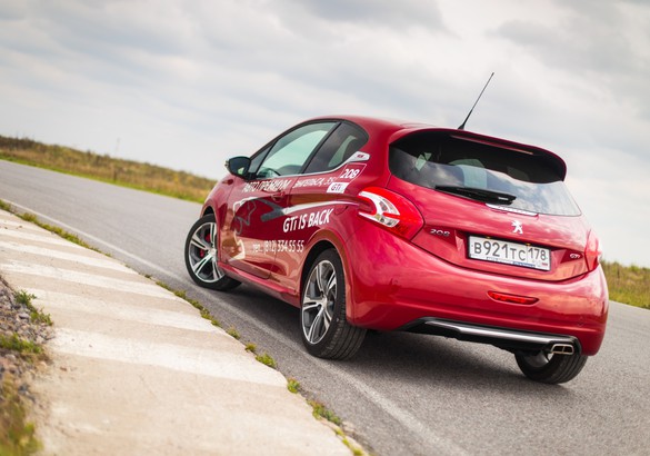 Тест-драйв Peugeot 208 GTi vs Mini Cooper S: ангельские чертенята