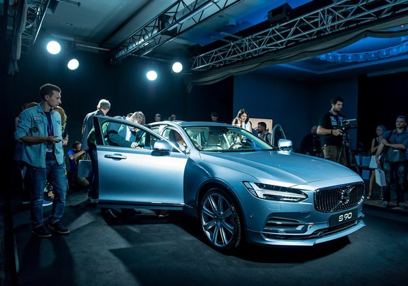 Volvo представила в России новый S90