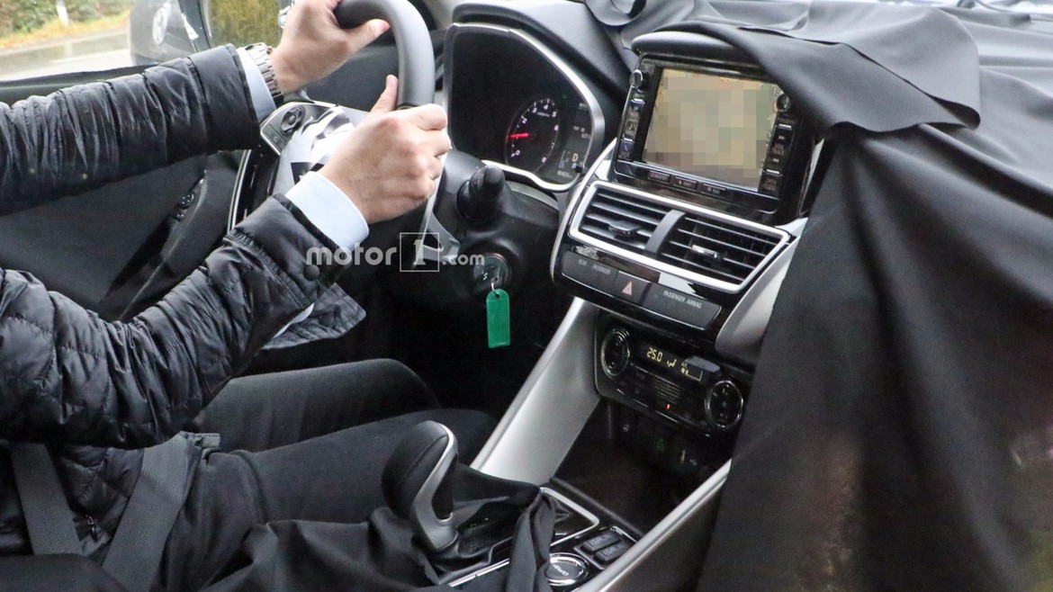 Купеобразный кроссовер Mitsubishi выехал на тесты