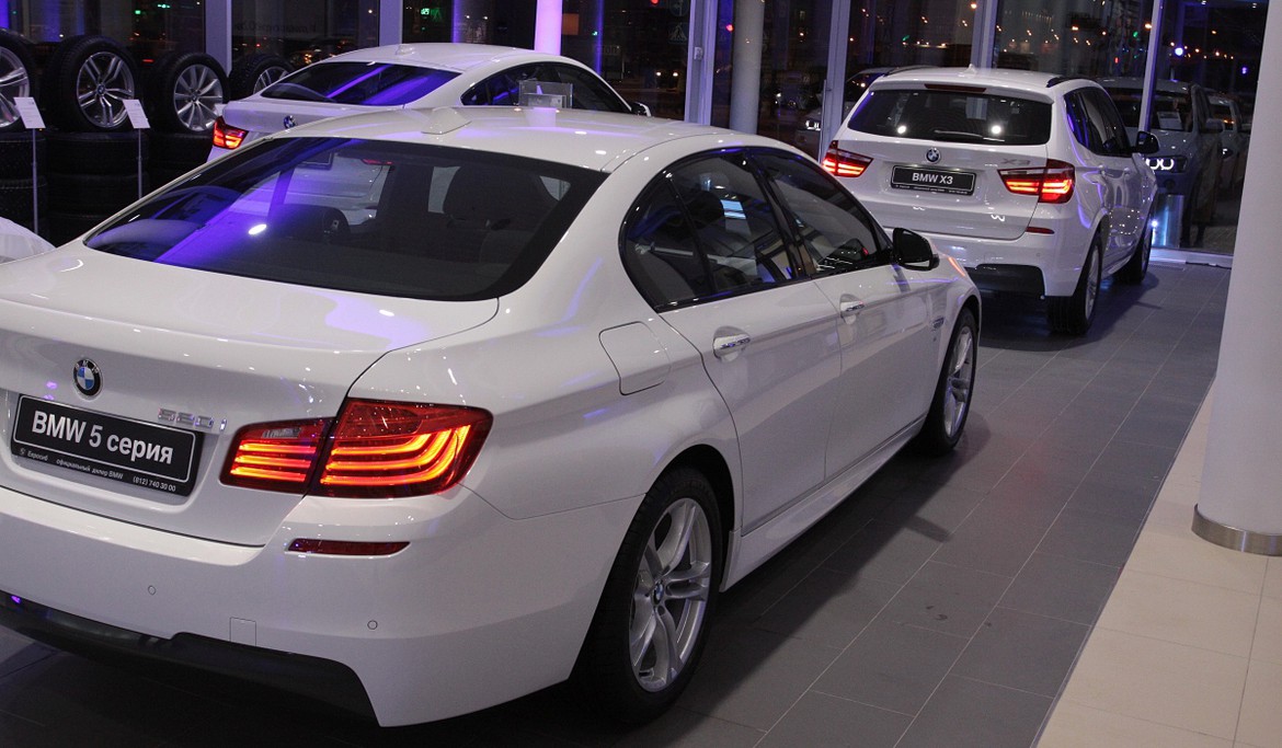 В Петербурге открылся один из крупнейших в России автосалонов BMW