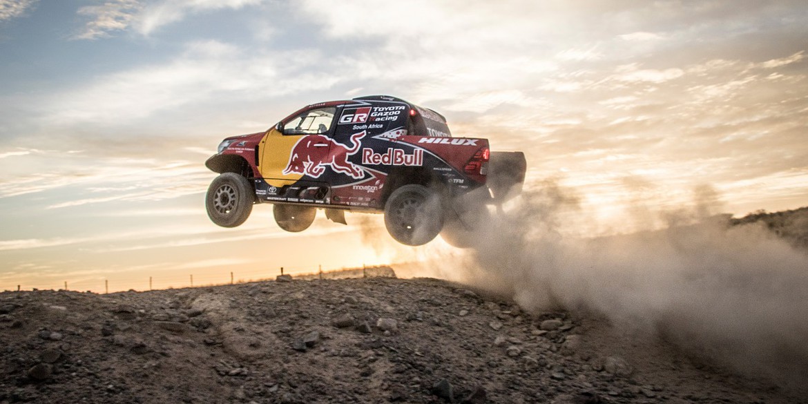 Toyota GAZOO Racing объявила составы экипажей на Дакар-2017