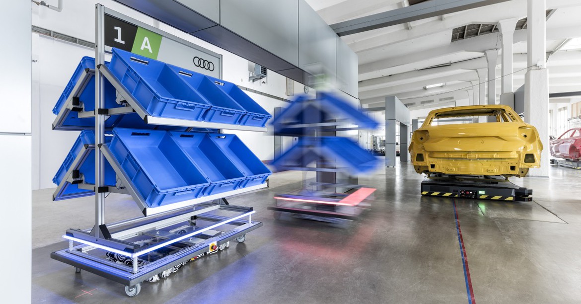 Вкалывают роботы: Audi отказывается от людей на производстве Smart Factory