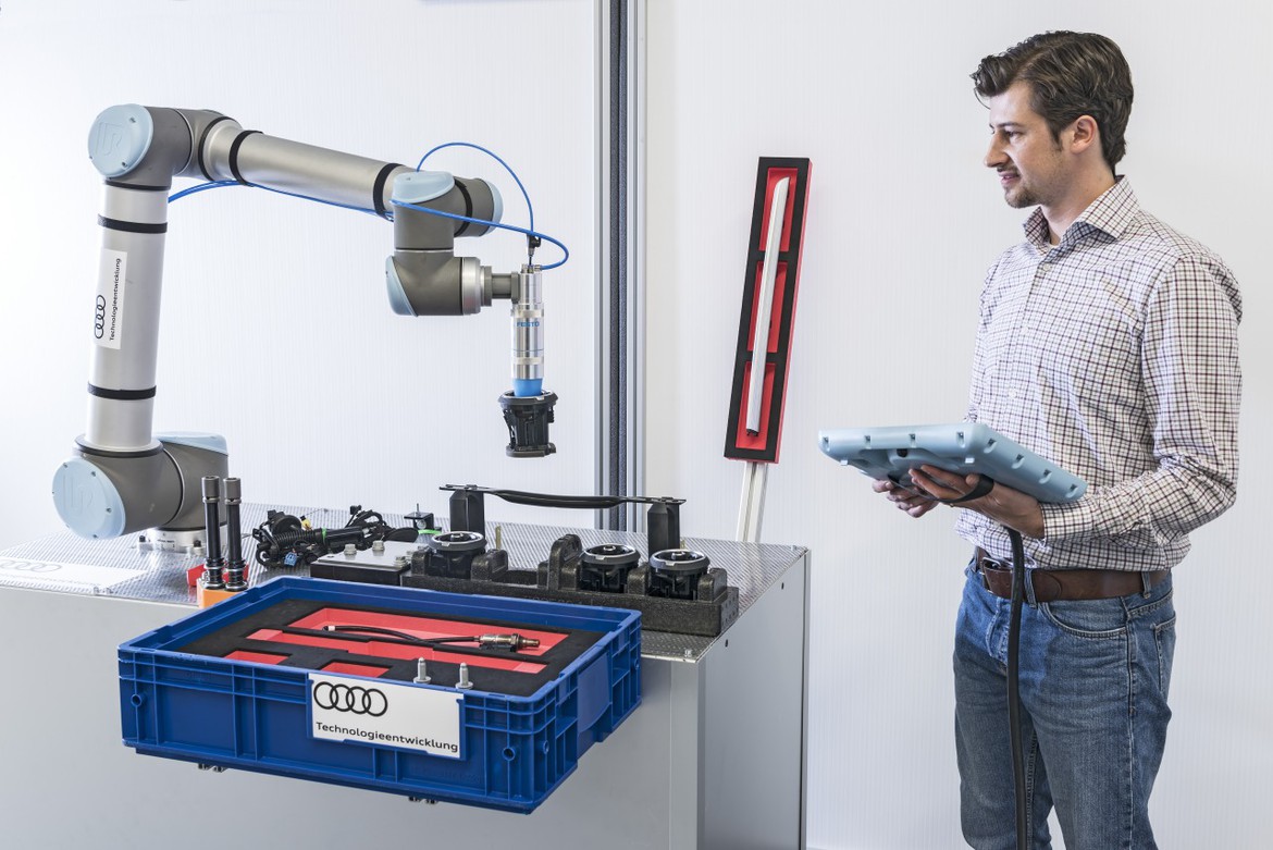 Вкалывают роботы: Audi отказывается от людей на производстве Smart Factory
