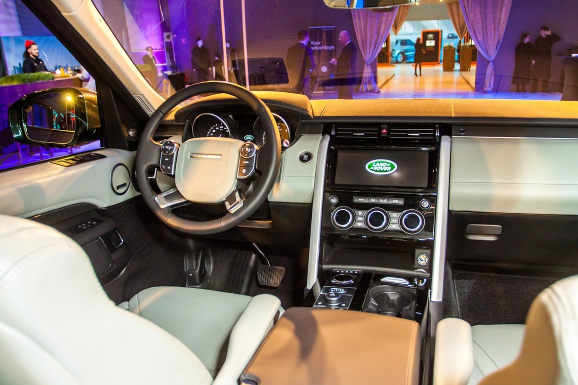 Все о Land Rover Discovery V: щупаем живьем новейший британский внедорожник