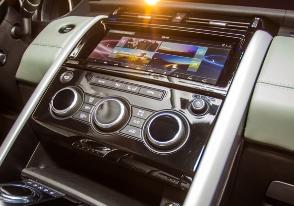 Все о Land Rover Discovery V: щупаем живьем новейший британский внедорожник