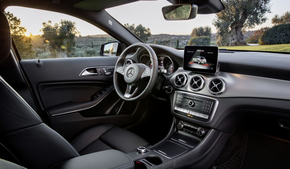 Детройт 2017: Mercedes обновил кроссовер GLA
