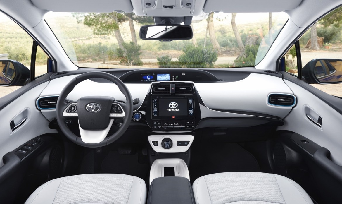 Новая Toyota Prius получила российский ценник