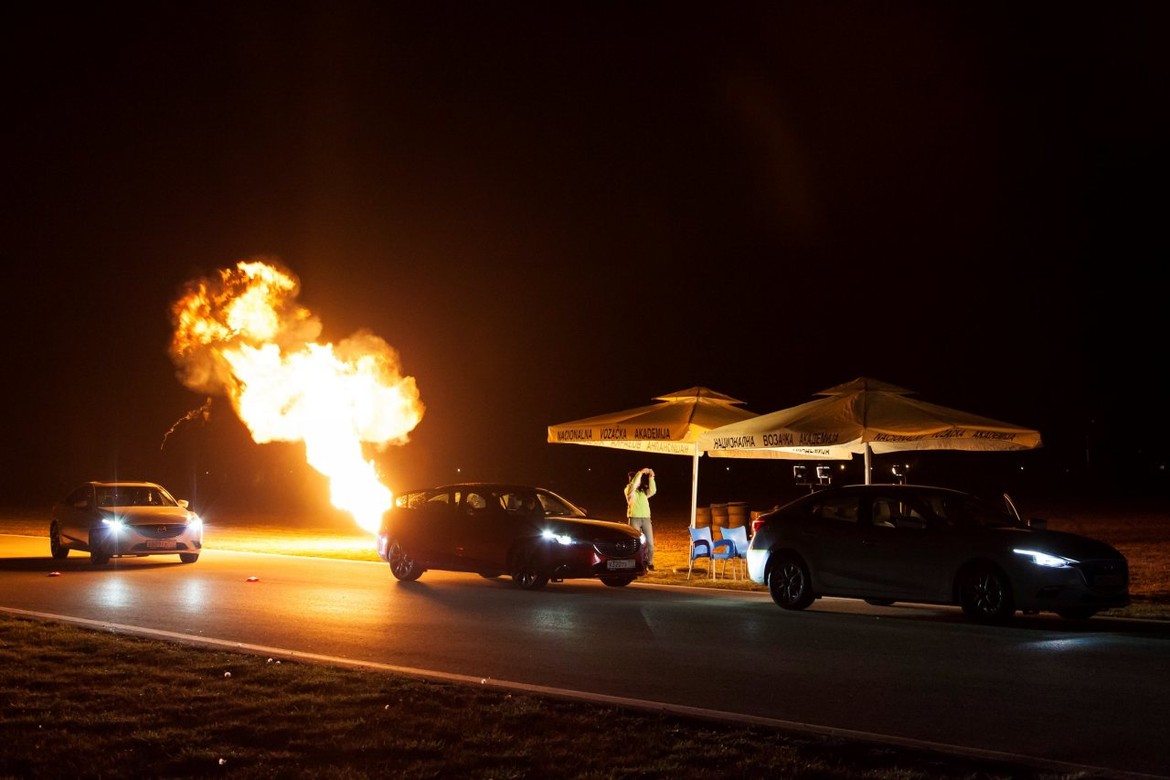 Змейка, таран и уход от погони: проверяем навыки спецподготовки на Mazda3 и Mazda6