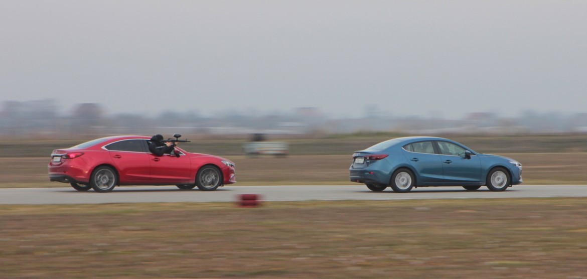 Змейка, таран и уход от погони: проверяем навыки спецподготовки на Mazda3 и Mazda6