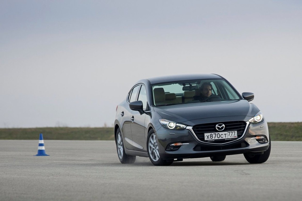 Змейка, таран и уход от погони: проверяем навыки спецподготовки на Mazda3 и Mazda6