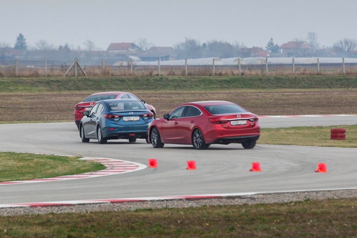 Змейка, таран и уход от погони: проверяем навыки спецподготовки на Mazda3 и Mazda6
