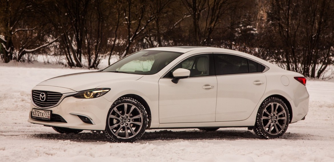 Змейка, таран и уход от погони: проверяем навыки спецподготовки на Mazda3 и Mazda6