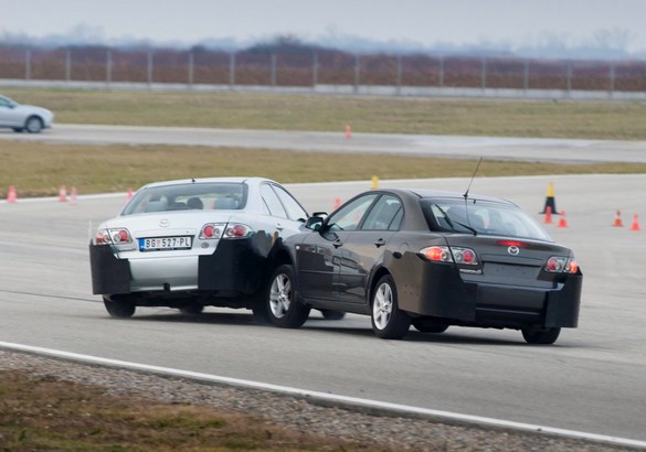 Змейка, таран и уход от погони: проверяем навыки спецподготовки на Mazda3 и Mazda6