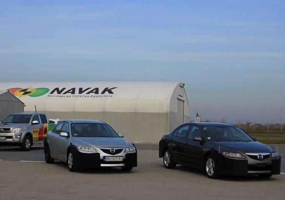 Змейка, таран и уход от погони: проверяем навыки спецподготовки на Mazda3 и Mazda6