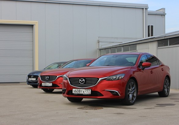 Змейка, таран и уход от погони: проверяем навыки спецподготовки на Mazda3 и Mazda6