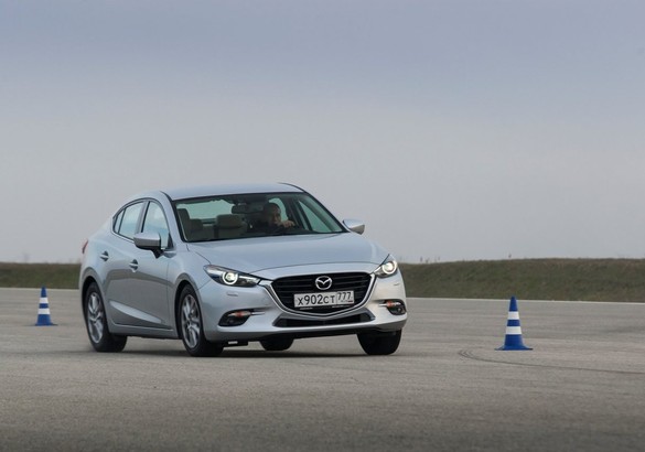 Змейка, таран и уход от погони: проверяем навыки спецподготовки на Mazda3 и Mazda6
