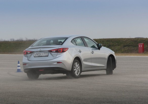 Змейка, таран и уход от погони: проверяем навыки спецподготовки на Mazda3 и Mazda6