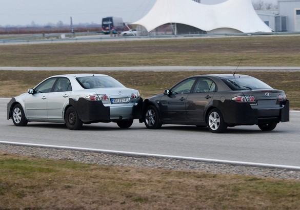 Змейка, таран и уход от погони: проверяем навыки спецподготовки на Mazda3 и Mazda6