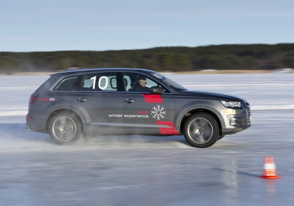 По льду как по асфальту: учимся управляемым скольжениям в Audi Driving School