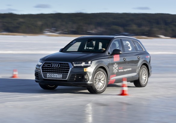 По льду как по асфальту: учимся управляемым скольжениям в Audi Driving School