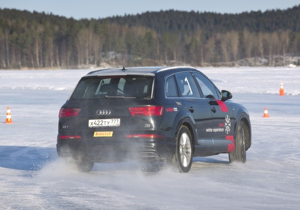 По льду как по асфальту: учимся управляемым скольжениям в Audi Driving School