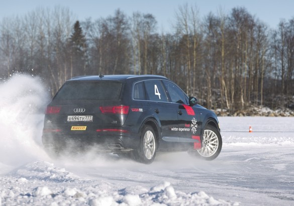 По льду как по асфальту: учимся управляемым скольжениям в Audi Driving School