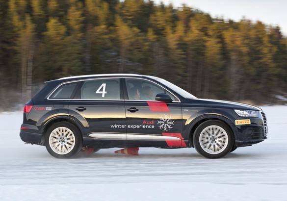 По льду как по асфальту: учимся управляемым скольжениям в Audi Driving School