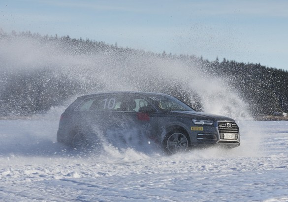 По льду как по асфальту: учимся управляемым скольжениям в Audi Driving School