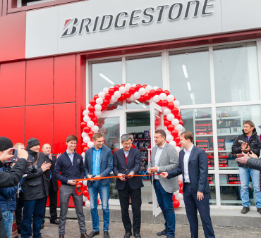 Виталий Петров открыл шинный центр во Владивостоке