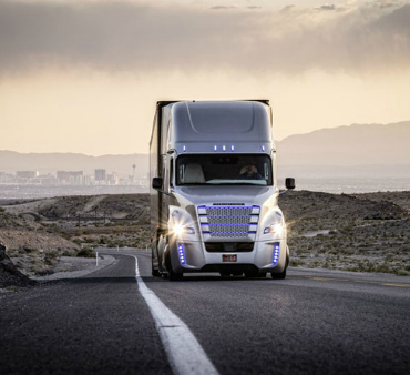 Самоуправляемый грузовик впервые в мире официально выехал на дорогу