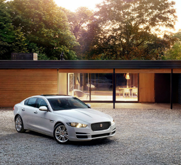 Назначена цена нового спортивного седана Jaguar XE