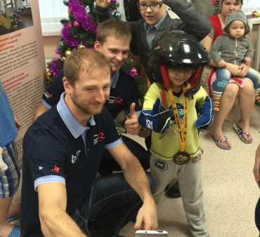 Известные спортсмены поздравили детей с Новым годом