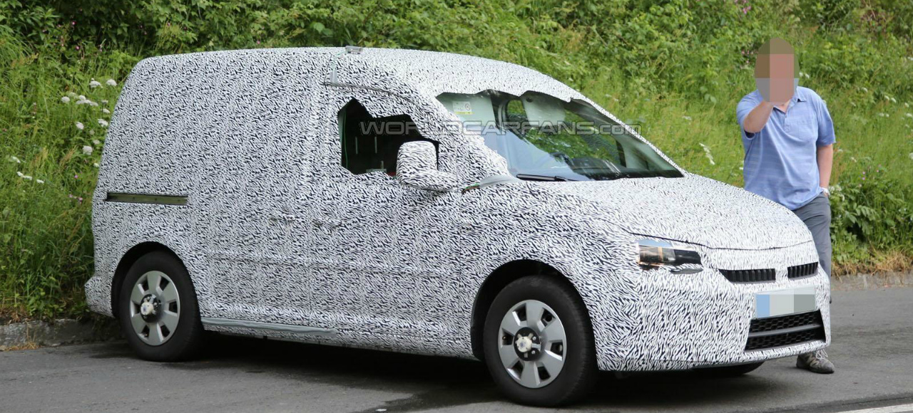 Появились первые шпионские фото нового Skoda Roomster