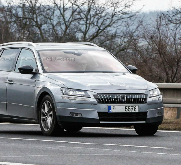 Появились первые фото универсала Skoda Superb
