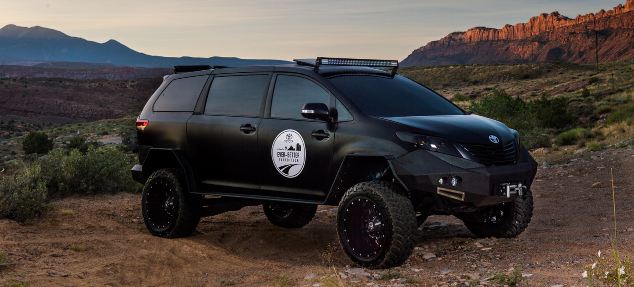 Toyota скрестила минивэн с пикапом